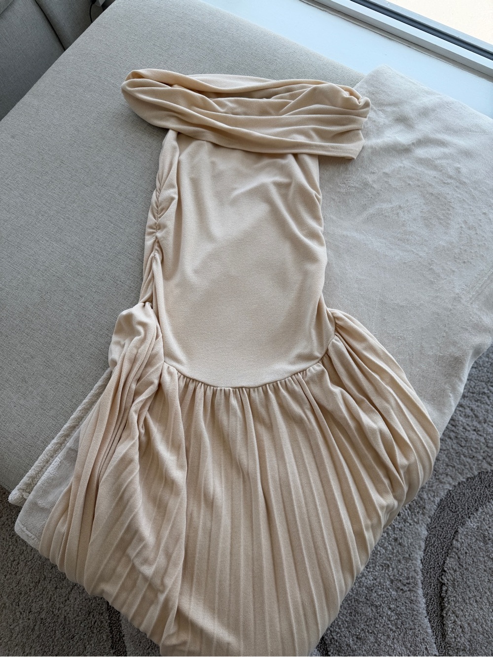 ** Like New Off-Shoulder Lioness Cream Maxi Dress - Elegant Pleated Skirt - Picture 5 of 5